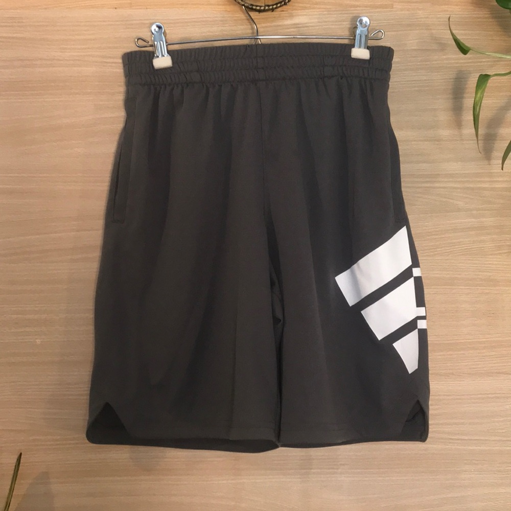 ADIDAS : boys grey basketball shorts